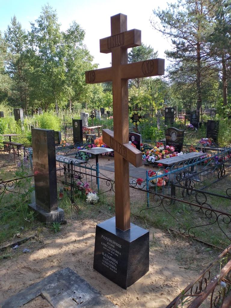 Крест на кладбище Орлецы в Пскове. Крест выполнен по индивидуальному заказу и установлен на могиле кладбища Орлецы в Пскове.